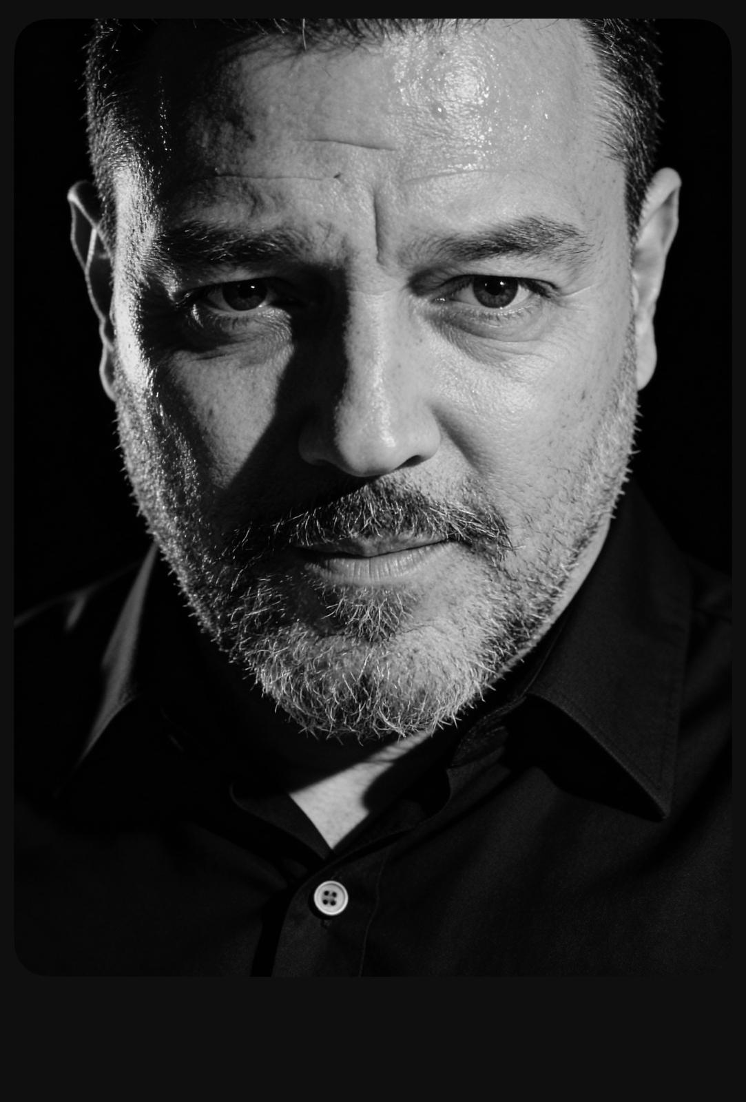 Roberto Blades side portrait